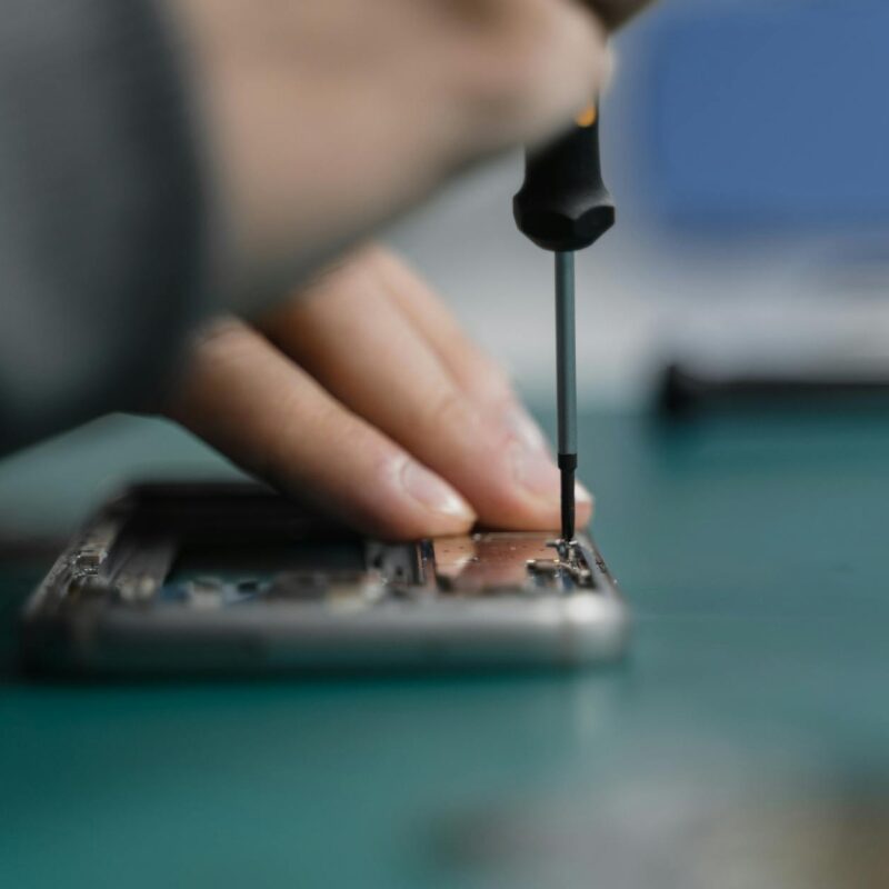 Kaip pasirinkti patikimą mobiliųjų telefonų remonto centrą Vilniuje: 12 kriterijų, kuriuos privalo žinoti kiekvienas verslininkas