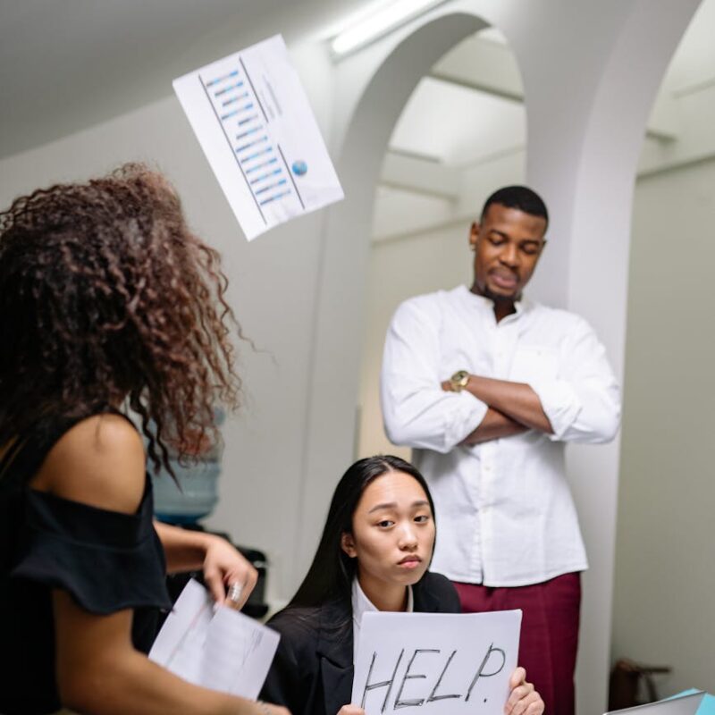 Kaip įmonės komunikacijos krizės metu formuoja viešuosius pranešimus: praktinis vadovas su realiais pavyzdžiais iš Baltijos šalių rinkos