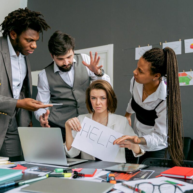 Kaip įmonės komunikacijos krizės metu formuoja viešuosius pranešimus: praktinis vadovas su realiais pavyzdžiais iš Baltijos šalių