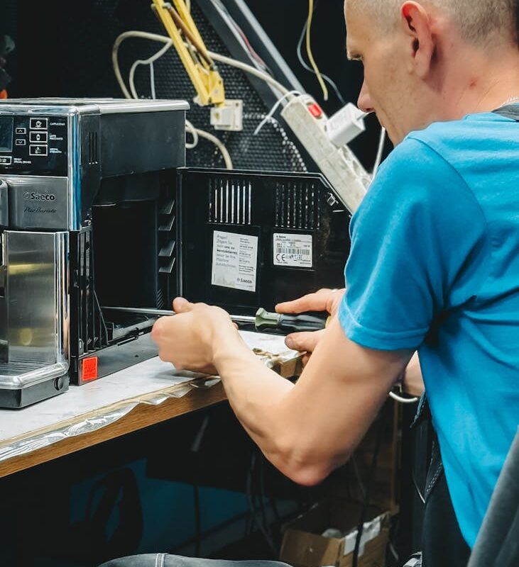 Kavos aparatų remontas namuose: žingsnis po žingsnio vadovas, kaip sutaupyti šimtus eurų nepaskambinus meistrams